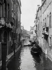 Olaszország, Velence, Rio di San Giovanni Laterano, középen a Ponte dei Conzafelzi., 1908, Flanek-Falvay-Kováts, gondola, erkély, Fortepan #272957