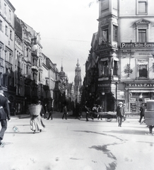 Németország, Drezda, Wilsdruffer Strasse, szemben a Schloßstraße. Háttérben a Drezdai Kastély (Residenzschloß) és a Szentháromság Katolikus Főtemplom (Hofkirche)., 1908, Flanek-Falvay-Kováts, kosár, cipőbolt, Fortepan #272965