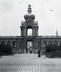 Németország, Drezda, a Zwinger Koronás Kapuja (Kronentor), jobbra a háttérben a Szentháromság Katolikus Főtemplom (Hofkirche) tornya., 1908, Flanek-Falvay-Kováts, hölgy, kalap, kapu, barokk-stílus, építészet, balusztrád, műemlék, Fortepan #272966