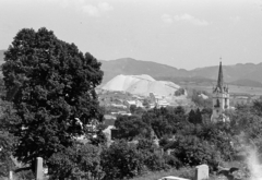 Slovakia, Dobšiná, a város látképe a temetőből, jobbra az evangélikus templom, távolabb az azbeszt feldolgozó üzem és a bánya., 1963, Schermann Ákos, steeple, Fortepan #273005