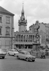 Csehország, Brno, Piactér (Zelný trh), előtérben a Szentháromság-szobor, háttérben a régi városháza tornya., 1963, Schermann Ákos, Fortepan #273020