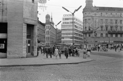 Csehország, Brno, a Benešova ulice torkolata a Malinovského náměstí-nél, szemben a Centrum áruház (eredetileg Bata áruház, épült 1930-31), ettől balra a Szent János-templom toronycsúca látszik., 1963, Schermann Ákos, Fortepan #273022