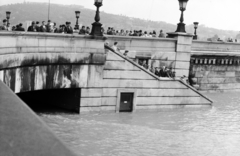 Hungary, Budapest V., a pesti alsó rakpart árvíz idején a Széchenyi Lánchíd pesti hídfőjénél., 1965, Schermann Ákos, flood, Budapest, Fortepan #273033