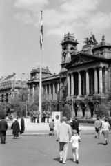 Magyarország, Budapest V., Kossuth Lajos tér, augusztus 20., az alkotmány ünnepe tiszteletére felvont állami zászló, jobbra az Igazságügyi Palota (ekkor Magyar Nemzeti Galéria)., 1966, Schermann Ákos, Budapest, Fortepan #273035