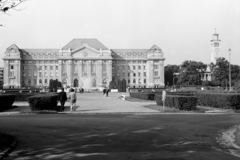 Hungary, Debrecen, Egyetem tér, a Kossuth Lajos Tudományegyetem (később Debreceni Egyetem) központi épülete és jobbra az egyetemi református templom., 1967, Schermann Ákos, wall clock, fountain, university, Fortepan #273046