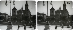 Szlovákia, Kassa, Fő tér (Hlavné namestie), Szent Erzsébet-főszékesegyház (Dóm), előtte az Orbán-torony., 1904, Schoch Frigyes, templom, park, virágdíszítés, esernyő, katolikus, kápolna, torony, gótika, sztereófotó, virágszőnyeg, toronyóra, székesegyház, utcai lámpa, harangtorony, Martin Lindtner-terv, Fortepan #27305