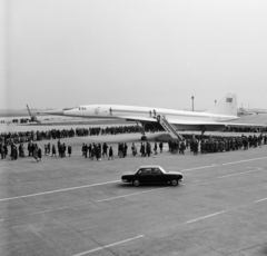 Magyarország, Ferihegyi (ma Liszt Ferenc) repülőtér, Budapest XVIII., Tu-144-es szuperszonikus utasszállító repülőgép bemutatója., 1972, Schermann Ákos, Tupoljev Tu-144, repülőgép, MALÉV légitársaság, reptéri lépcső, Budapest, sorbanállás, Fortepan #273068