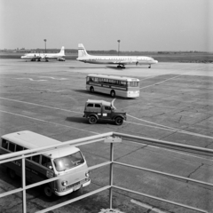 Magyarország, Ferihegyi (ma Liszt Ferenc) repülőtér, Budapest XVIII., a felvétel a Tu-144-es szuperszonikus utasszállító repülőgép bemutatója alkalmával készült., 1972, Schermann Ákos, repülőgép, Budapest, GAZ 69, Ikarus 556, Fortepan #273069