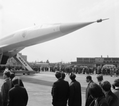 Magyarország, Ferihegyi (ma Liszt Ferenc) repülőtér, Budapest XVIII., Tu-144-es szuperszonikus utasszállító repülőgép bemutatója., 1972, Schermann Ákos, Tupoljev Tu-144, repülőgép, MALÉV légitársaság, reptéri lépcső, Budapest, sorbanállás, Fortepan #273071