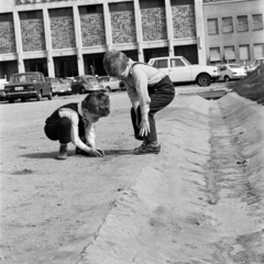 Magyarország, Ferihegyi (ma Liszt Ferenc) repülőtér, Budapest XVIII., a felvétel a főbejárat előtti parkolóban készült., 1974, Schermann Ákos, Budapest, Fortepan #273083