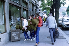 Románia,Erdély, Kolozsvár, Strada Universității (Egyetem utca), a felvétel az 1-es számú házban lévő könyvesbolt előtt, a Fő tér közelében készült., 1981, Schermann Ákos, ikrek, egyenruha, Fortepan #273118