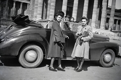 Magyarország, Budapest XIV., Hősök tere, háttérben a Szépművészeti Múzeum., 1940, Ladinek Viktor, Best of, Opel Kapitän, lányok-járművek, Budapest, Fortepan #273135