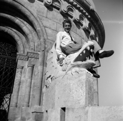 Magyarország, budai Vár,Halászbástya, Budapest I., 1952, Ladinek Viktor, képarány: négyzetes, mosoly, ül, úriember, alulnézet, szobor, épületdísz, sárkány ábrázolás, Budapest, Fortepan #273139