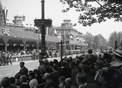 Magyarország, Budapest VI., Kodály körönd (Körönd), III. Viktor Emánuel olasz király tiszteletére rendezett katonai díszszemle 1937. május 20-án, 1937, Ladinek Viktor, Budapest, Fortepan #273143