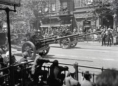 Magyarország, Budapest VI., Andrássy út, III. Viktor Emánuel olasz király tiszteletére rendezett katonai díszszemle, 1937. május 20-án., 1937, Ladinek Viktor, Budapest, ágyú, Fortepan #273144