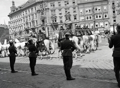 Magyarország, Budapest VIII.,Budapest VII., Baross tér, balra a Rottenbiller utca. A felvétel III. Viktor Emánuel olasz király budapesti látogatása alkalmával, 1937. május 19-én készült., 1937, Ladinek Viktor, Best of, Budapest, Fortepan #273146