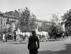 Magyarország, Budapest VIII., Baross tér, a hintóban sapka nélkül katonai egyenruhában gróf Ciano olasz külügyminiszter és Kánya Kálmán külügyminiszter. A felvétel III. Viktor Emánuel olasz király budapesti látogatása alkalmával, 1937. május 19-én készült., 1937, Ladinek Viktor, Budapest, Fortepan #273148