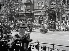 Magyarország, Budapest VI., Andrássy út, III. Viktor Emánuel olasz király tiszteletére rendezett katonai díszszemle, 1937. május 20-án., 1937, Ladinek Viktor, páncéltörő ágyú, terepjáró, Krupp-márka, Krupp Protze, Budapest, Fortepan #273149