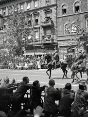 Magyarország, Budapest VI., Andrássy út, III. Viktor Emánuel olasz király tiszteletére rendezett katonai díszszemle, 1937. május 20-án., 1937, Ladinek Viktor, Budapest, Fortepan #273151