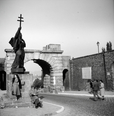 Hungary, Budapest I., Bécsi kapu tér, Bécsi kapu, balra Budavár visszavételének emlékműve (Ohmann Béla, 1936.)., 1945, Ladinek Viktor, Budapest, Fortepan #273166