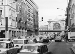 Magyarország, Budapest VII.,Budapest VIII., Rákóczi út, szemben a Baross térnél a felüljáró a Rottenbiller utca és a Fiumei (Mező Imre) út között. Távolabb a Keleti pályaudvar., 1982, Ladinek Viktor, rendszám, Budapest, Fortepan #273182