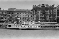 Hungary, Budapest V., a Belgrád rakpart a Dunáról nézve, a Nemzetközi hajóállomáson a Leányfalu oldalkerekes gőzhajó., 1948, Kern család, ship, house, shore, Budapest, Fortepan #273223