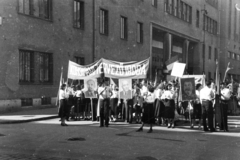 Magyarország, Budapest IX., Kinizsi utca, a Kohóipari Tervező Intézet dolgozói május 1-i felvonulásra gyülekeznek az 1-7. szám alatti épülettömb előtt. A felvétel készítője a Lónyay utcai villamos pályájánál állt., 1951, Kern család, felvonulás, transzparens, Budapest, Fortepan #273234