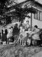 Hungary, Budakalász, Lupa-sziget, a felvétel a parton álló egyik nyaraló előtt készült., 1949, Kern család, companionship, bench, youth, house, wood, Fortepan #273242