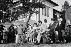 Hungary, Budakalász, Lupa-sziget, a felvétel a parton álló egyik nyaraló előtt készült., 1949, Kern család, gentleman, sitting, youth, house, waiting, Fortepan #273243