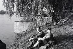 Hungary, Budakalász, Lupa-sziget, a felvétel a parton készült., 1949, Kern család, smile, lady, gentleman, sitting, willows, shore, Fortepan #273244