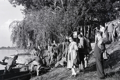 Hungary, Budakalász, Lupa-sziget, Dereglye I. áruszállító motorhajó a partnál., 1949, Kern család, lady, gentleman, shore, boat, Dereglye I. ship, coat draped over arm, Fortepan #273245