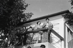 Hungary, Budakalász, Lupa-sziget, a parton álló egyik nyaraló terasza., 1949, Kern család, lady, gentleman, balcony, Fortepan #273247