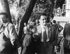 Hungary, Budakalász, Lupa-sziget, a felvétel a parton álló egyik nyaraló előtt készült., 1949, Kern család, smile, lady, gentleman, glasses, hands in pockets, balcony, Fortepan #273249