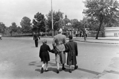 Magyarország, Budapest XIV., Hősök tere, szemben a Városligeti-tó és háttérben a Millenniumi kiállításra épített Budapest fő- és székesfőváros pavilonja., 1952, Kern család, Budapest, gyerekek, hölgy, kabát, kézenfogva, háttal, Fortepan #273309