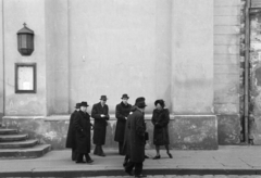 Magyarország, Budapest V., Deák Ferenc tér, a felvétel az evangélikus templom előtt készült., 1951, Kern család, Budapest, kabát, férfiak, templom, kalap, hölgy, Fortepan #273315