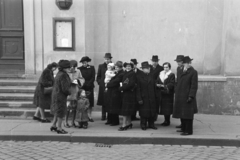 Magyarország, Budapest V., Deák Ferenc tér, a felvétel az evangélikus templom előtt készült., 1951, Kern család, Budapest, gyerekek, lépcső, nők, kabát, férfiak, csoportosulás, járda, templom, várakozás, kalap, Fortepan #273316