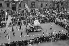 Hungary, Budapest VI., kilátás az Andrássy út 98-ból, május 1-i felvonulás résztvevői, túloldalon a 93-as és a 91-es számú épület látható., 1948, Kern család, march, gaping, flag, Budapest, Fortepan #273318