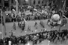 Hungary, Budapest VI., kilátás az Andrássy út 98-ból, május 1-i felvonulás résztvevői, túloldalon a 93-as és a 91-es számú épület látható., 1948, Kern család, ad truck, march, Budapest, Fortepan #273321