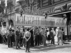 Magyarország, Budapest V., felvonulók a Vértanúk terén. A felvétel a Kossuth Lajos tér sarkán álló ház előtt készült, balra a Nádor utca 36-os számú épület., 1950, Kern család, Budapest, felvonulás, transzparens, Fortepan #273325