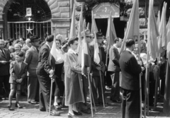 Magyarország, Budapest V., felvonulók a Vértanúk terén. A felvétel a Kossuth Lajos tér sarkán álló ház előtt készült, balra a Nádor utca 36-os számú épület., 1950, Kern család, Budapest, vörös csillag, várakozás, felvonulás, zászló, Fortepan #273326