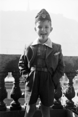 Hungary, Budapest V., a felvétel a Belgrád rakpart 19-es számú ház egyik lakásának erkélyén készült., 1948, Kern család, Best of, cap, kid, hands in pockets, sticking tongue out, shorts, State Protection Authority, crest, Kossuth coat of arms, Budapest, Fortepan #273332