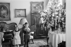 Hungary, Budapest V., a felvétel a Belgrád rakpart 19-es számú ház egyik lakásában készült., 1948, Kern család, table, girl, interior, arm chair, kid, painting, christmas tree, Budapest, Fortepan #273333