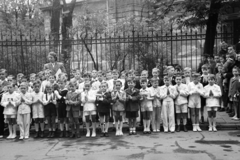 Magyarország, Budapest VI., Bajza utca, elsőáldozó gyermekek, a felvétel az Epreskert kerítése előtt készült., 1950, Kern család, Budapest, csoportkép, ünneplő ruha, összekulcsolt kéz, Fortepan #273338