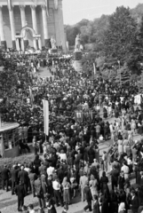 Hungary, Eger, kilátás a Líceumból, Úrnapi körmenet résztvevői a Főszékesegyház előtt., 1947, Kern család, mass, Catholic Church, festive, Fortepan #273340