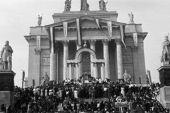 Hungary, Eger, Úrnapi körmenet résztvevői a Főszékesegyház előtt., 1947, Kern család, mass, Catholic Church, festive, church, Fortepan #273341