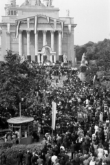 Hungary, Eger, kilátás a Líceumból, Úrnapi körmenet résztvevői a Főszékesegyház előtt., 1947, Kern család, mass, Catholic Church, festive, mouse, church, Fortepan #273343