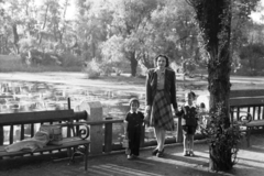 Hungary, Zoo, Budapest XIV., a felvétel a Nagy-tónál készült., 1947, Kern család, lady, wood, bench, skirt, kid, jacket, beret, hold hands, shorts, lake, Budapest, Fortepan #273380