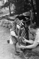 Hungary, a nyugállományú Kern Károly vezérkari őrnagy gyermekeivel., 1948, Kern család, gentleman, girl, bicycle, kid, assembly, Fortepan #273381