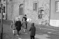 Magyarország, budai Vár, Budapest I., Tóth Árpád sétány., 1958, Mészöly Leonóra, háborús kár, gyerekek, Budapest, Fortepan #27339