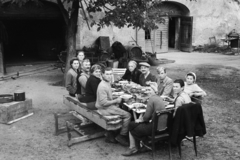 Hungary, Eger, Felnémet (ekkor önálló, ma a város része), a szőlőhegyen szüretkor készült a felvétel, ebéd a pince előtt., 1949, Kern család, Best of, tableau, men, table, women, meal, looking back, Fortepan #273406